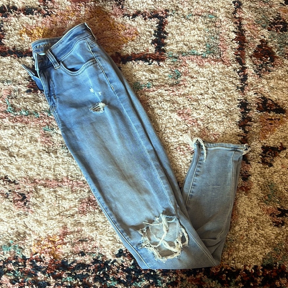American Eagle light wash skinny jean, distressed at the knees